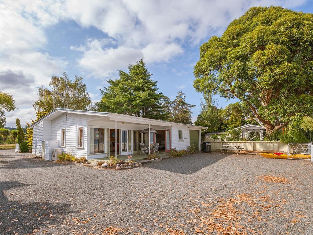Lake Edge Cottage - Waitahanui Holiday Home 외부 사진